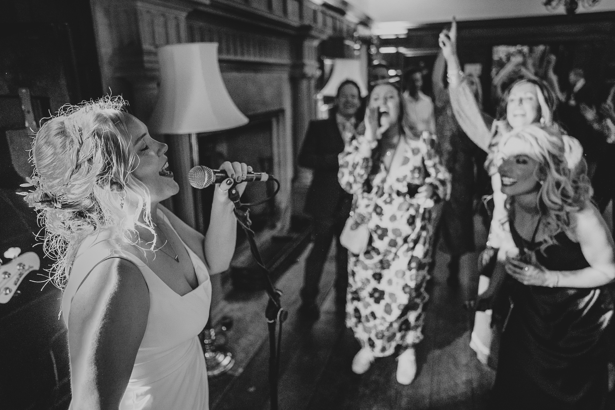 north-cadbury-court-wedding-photographer 10 – Alan Law Photography India, the bride, gets on the mic and sings to her guests at North Cadbury Court.
