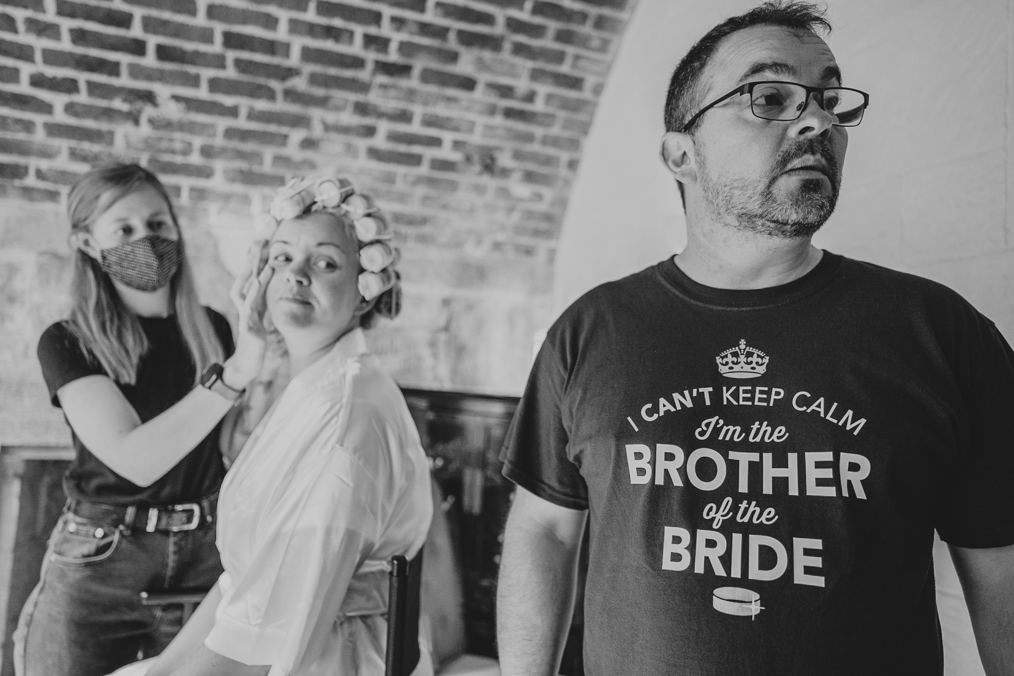 The bride and her brother. The brother's T-shirt reads: "I can't keep calm, I'm the brother of the bride".