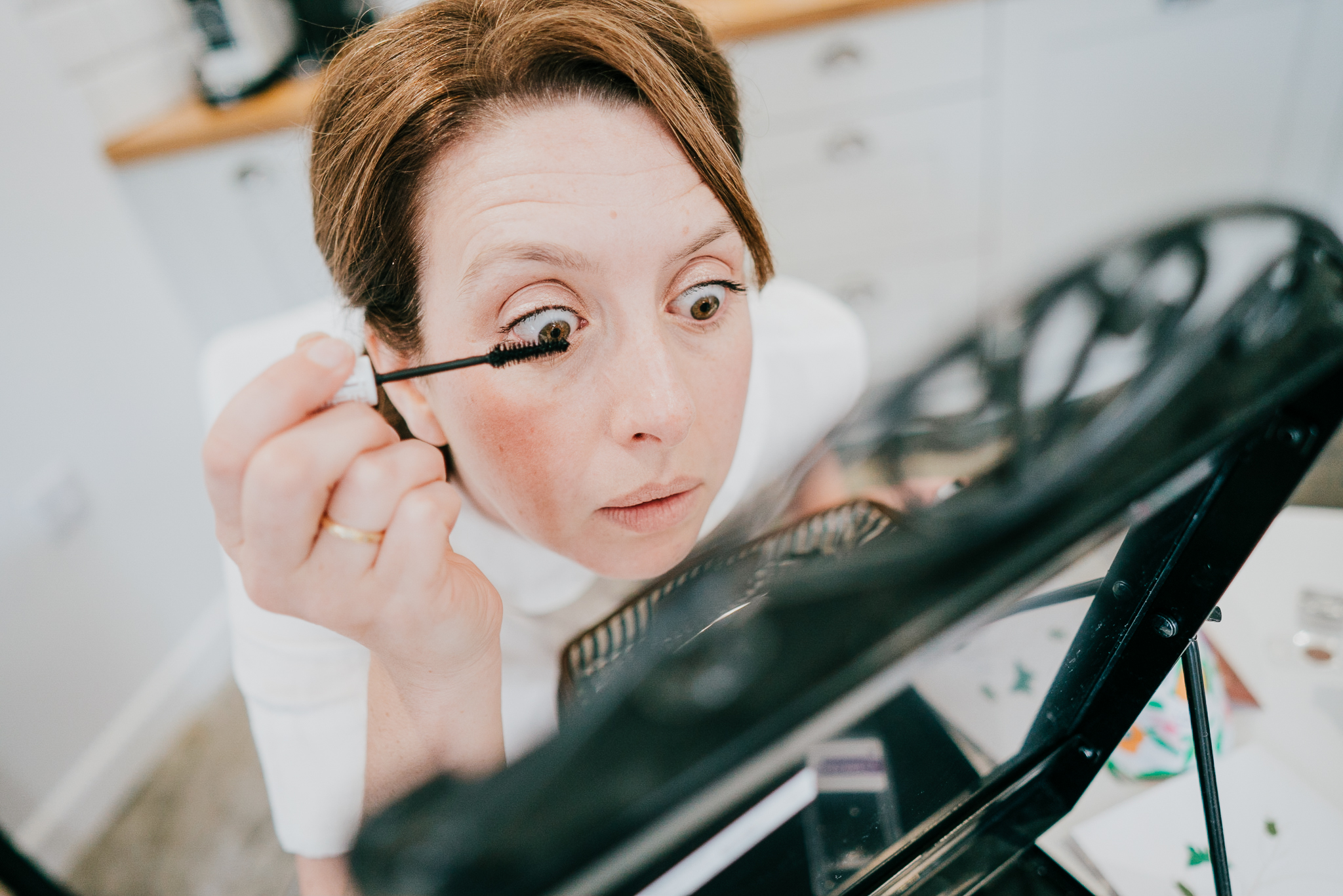 port-isaac-wedding-photographer 3 – Alan Law Photography A bridesmaid applies mascara